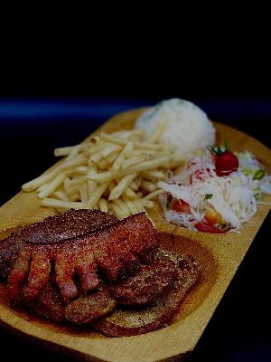 Erdélyi fatányéros körettel, idénysalátával (Roasted pork chop, spare rib, tenderloi steak with garnish and mixed salad)