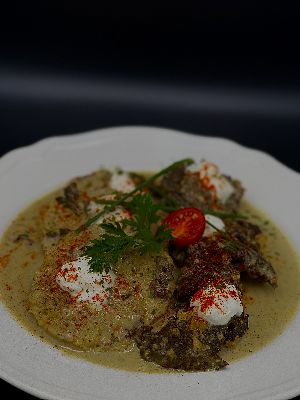 Omlós marhapofa pecsenyelével, zsemlegombóccal (Beefcheek with meatsauce and bread dumplings)