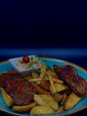 Rozmaringos szűzpecsenye póréhagymával, reteksalátával, steakburgonyával (Fillet mignon of pork with rosemary, leek, radish salad, steak potatoes)