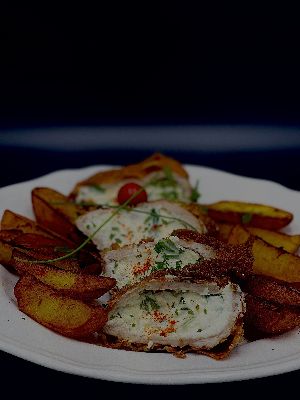 Zöldhagymás fetasajttal töltött karaj rántva pirított burgonyával (Fried pork chop stuffed with feta cheese, roast potatoes)