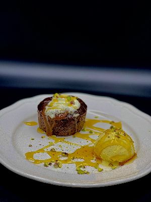 Karamellás-csokis sütemény vaníliafagylalttal (Chocolate and caramel cake with vanilla ice cream)