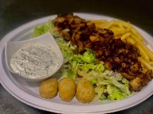 Gyros tál chilis sajtgolyókkal (Gyros plate with chili cheese nuggets)