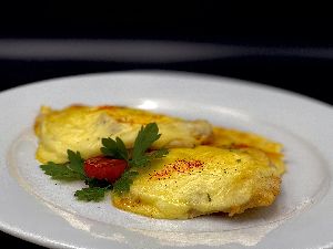 Csirkemell baconnel, tejföllel és sajttal sütve (Grilled chickenbreast with bacon, sour cream and cheese)