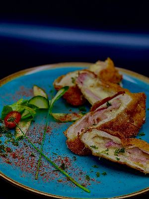 Alexander csirkemell (baconnel, füstölt sajttal töltve) (Fried chickenbreast stuffed with bacon and smoked cheese)