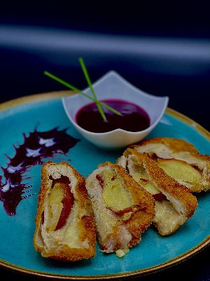 Almával, füstölt sajttal töltött csirkemell, áfonya öntet (Fried chickenbreast stuffed with smoked cheese, apple)
