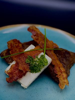 Roston sült bélszín baconnal és fetasajttal (Roasted tenderloin steak with bacon and feta)