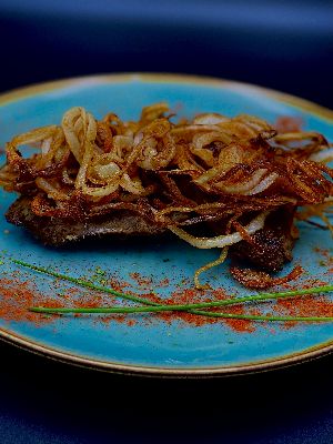 Hagymás rostélyos (Rib with fried onions)
