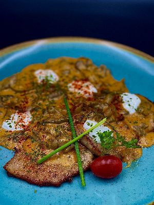 Bakonyi sertésszelet (tejfölös gombás raguval) (Roasted pork chop with mushrooms and sour cream sauce) 