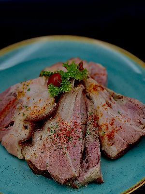 Egész főtt, füstölt csülök pirítva (szeletelve, tormával) (Cooked smoked knuckle of pork)