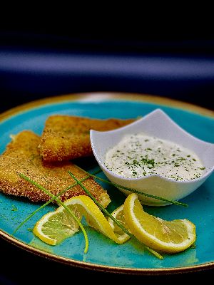 Rántott sajt tartármártással (Cheese fried in breadcrumbs) 