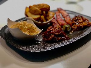 BBQ tál majonézes káposztasalátával (BBQ plate with coleslaw)