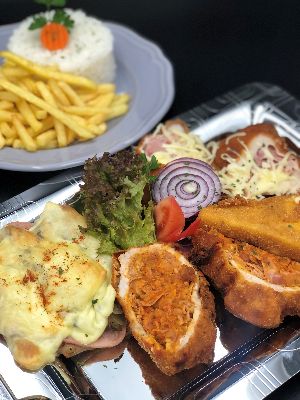 2 személyes gambrinus tál vegyeskörettel (2 pers) (pulykamell Cordon Bleu, őrségi töltött borda,  csirkemell baconnel, tejföllel és sajttal sütve, rántott sajt, vegyes köret)