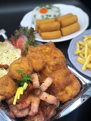 4 személyes családi tál (4 pers) (rántott sertéskaraj, cigánypecsenye, kijevi csirkemell, rántott gomba, hasábburgonya, rizi-bizi, krokett)