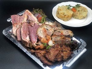 3 személyes csülöktál (2 pers) fokhagymás sült csülök, főtt-füstölt csülök, cigánypecsenye, hagymás tört burgonya)