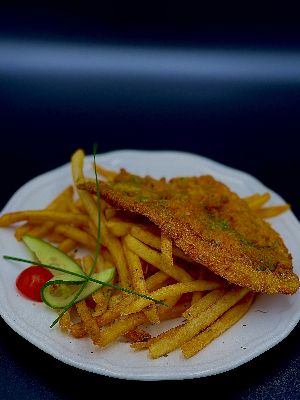 Rántott husi hasábburgonyával (1/2 fried chickenbreast with fried potatoes)